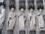 Fünf Steinfiguren an den Mauern des Kölner Dom